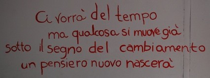 murales con una frase del cantante Eros Ramazzotti: ci vorr del tempo ma qualcosa si muove gi, sotto il segno del cambiamento un pensiero nuovo nascer